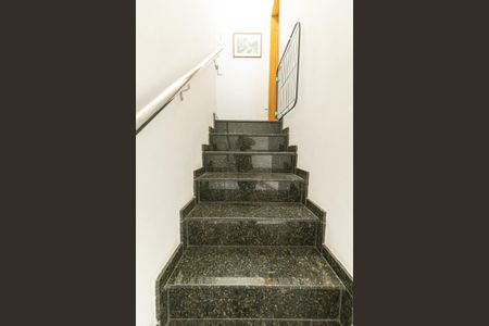 Casa à venda com 170m², 3 quartos e 3 vagasEscada