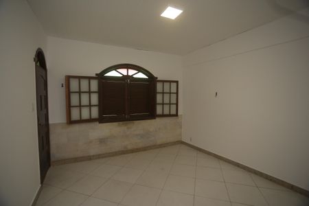 Sala de casa para alugar com 3 quartos, 200m² em Caiçara-adelaide, Belo Horizonte