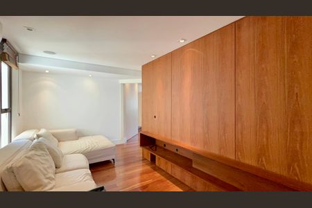 Apartamento à venda com 220m², 3 quartos e 3 vagas Apartamento à venda com 220m², 3 quartos e 3 vagasSala de TV