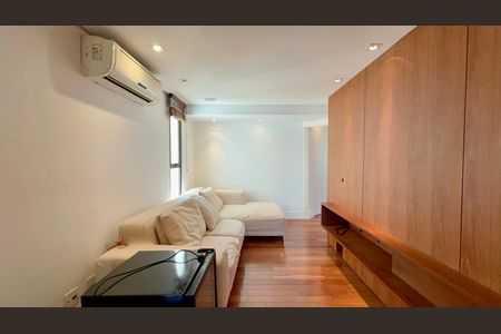 Apartamento à venda com 220m², 3 quartos e 3 vagas Apartamento à venda com 220m², 3 quartos e 3 vagasSala de TV