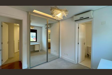 Apartamento à venda com 220m², 3 quartos e 3 vagas Apartamento à venda com 220m², 3 quartos e 3 vagasSuíte 2