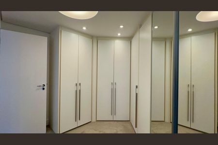Apartamento à venda com 220m², 3 quartos e 3 vagas Apartamento à venda com 220m², 3 quartos e 3 vagasCloset da suíte 3