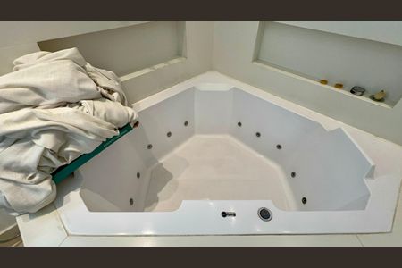 Apartamento à venda com 220m², 3 quartos e 3 vagas Apartamento à venda com 220m², 3 quartos e 3 vagasBanheiro da Suíte 3