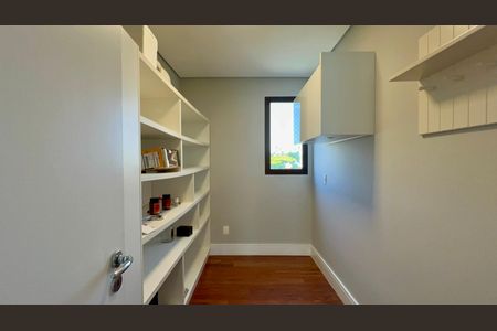 Apartamento à venda com 220m², 3 quartos e 3 vagas Apartamento à venda com 220m², 3 quartos e 3 vagasQuarto de Serviço