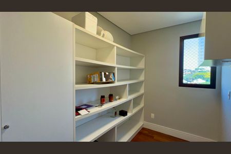 Apartamento à venda com 220m², 3 quartos e 3 vagas Apartamento à venda com 220m², 3 quartos e 3 vagasQuarto de Serviço