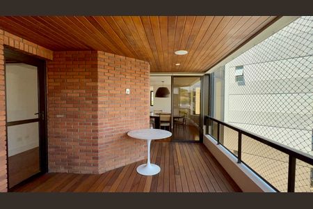 Apartamento à venda com 220m², 3 quartos e 3 vagas Apartamento à venda com 220m², 3 quartos e 3 vagasVaranda