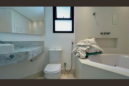 Apartamento à venda com 220m², 3 quartos e 3 vagas Apartamento à venda com 220m², 3 quartos e 3 vagasBanheiro da Suíte 3