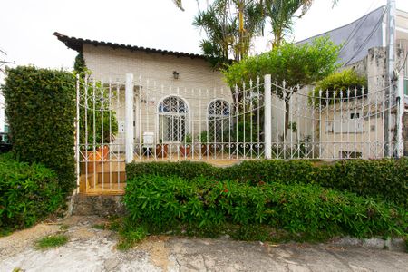 Casa à venda com 160m², 3 quartos e 3 vagas Casa à venda com 160m², 3 quartos e 3 vagasFachada