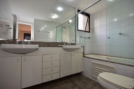 Banheiro da Suíte 3 de apartamento à venda com 3 quartos, 170m² em Vila Andrade, São Paulo