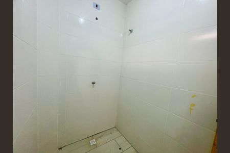 Banheiro de kitnet/studio para alugar com 1 quarto, 50m² em Vila Sao Rafael, Guarulhos