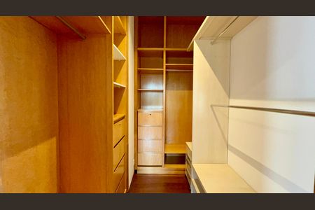 Casa à venda com 400m², 4 quartos e 4 vagasCloset da suíte 2