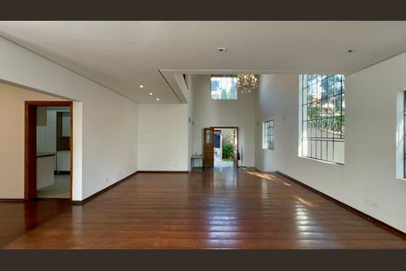 Sala de casa à venda com 4 quartos, 400m² em Vila Madalena, São Paulo
