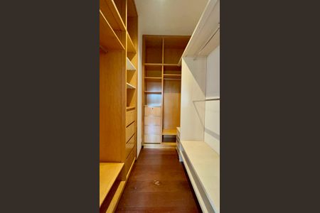 Casa à venda com 400m², 4 quartos e 4 vagasCloset da suíte 2