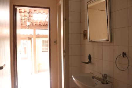 Casa à venda com 76m², 4 quartos e 2 vagasEdícula - Banheiro