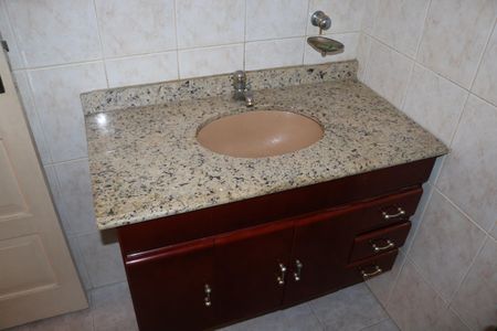 Casa à venda com 76m², 4 quartos e 2 vagasBanheiro 1