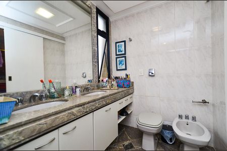 Apartamento à venda com 151m², 4 quartos e 2 vagasBanheiro Suite 2