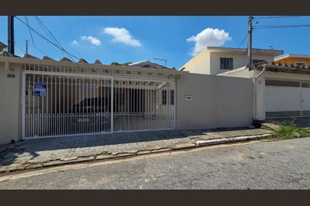 Casa para alugar com 105m², 2 quartos e 2 vagas Casa para alugar com 105m², 2 quartos e 2 vagasFachada