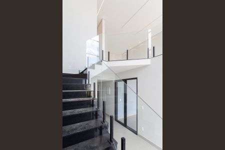 Casa à venda com 1000m², 4 quartos e 10 vagas Casa à venda com 1000m², 4 quartos e 10 vagasEscada