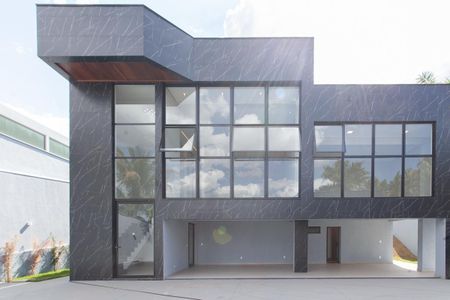 Casa à venda com 1000m², 4 quartos e 10 vagas Casa à venda com 1000m², 4 quartos e 10 vagasFachada