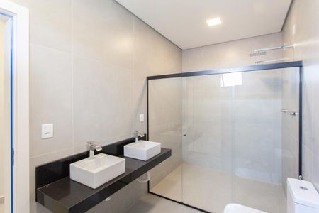 Casa à venda com 1000m², 4 quartos e 10 vagas Casa à venda com 1000m², 4 quartos e 10 vagasBanheiro da Suíte 1