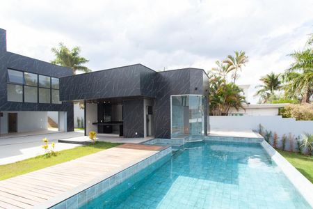 Casa à venda com 1000m², 4 quartos e 10 vagas Casa à venda com 1000m², 4 quartos e 10 vagasPiscina