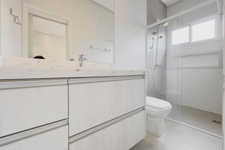 Casa de condomínio para alugar com 370m², 4 quartos e 4 vagas Casa de condomínio para alugar com 370m², 4 quartos e 4 vagasBanheiro da Suíte 3