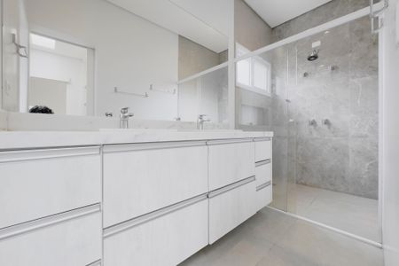 Casa de condomínio para alugar com 370m², 4 quartos e 4 vagas Casa de condomínio para alugar com 370m², 4 quartos e 4 vagasBanheiro da Suíte 4