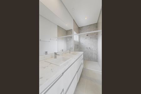 Casa de condomínio para alugar com 370m², 4 quartos e 4 vagas Casa de condomínio para alugar com 370m², 4 quartos e 4 vagasBanheiro da Suíte 4