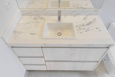 Casa de condomínio para alugar com 370m², 4 quartos e 4 vagas Casa de condomínio para alugar com 370m², 4 quartos e 4 vagasBanheiro da Suíte 3