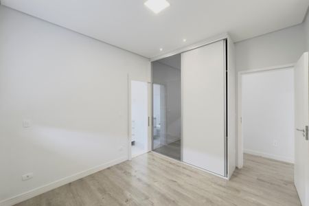 Casa de condomínio para alugar com 370m², 4 quartos e 4 vagas Casa de condomínio para alugar com 370m², 4 quartos e 4 vagasSuíte 2