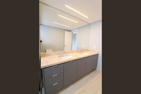 Apartamento à venda com 156m², 3 quartos e 2 vagasBanheiro da Suíte 1