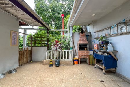 Casa à venda com 305m², 4 quartos e 2 vagas Casa à venda com 305m², 4 quartos e 2 vagasQuintal