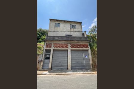 Casa à venda com 305m², 4 quartos e 2 vagas Casa à venda com 305m², 4 quartos e 2 vagasFachada