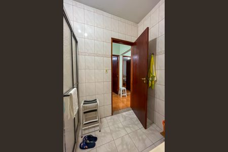 Casa à venda com 305m², 4 quartos e 2 vagas Casa à venda com 305m², 4 quartos e 2 vagasBanheiro