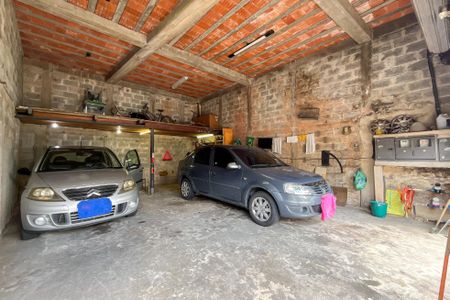 Casa à venda com 305m², 4 quartos e 2 vagas Casa à venda com 305m², 4 quartos e 2 vagasGaragem