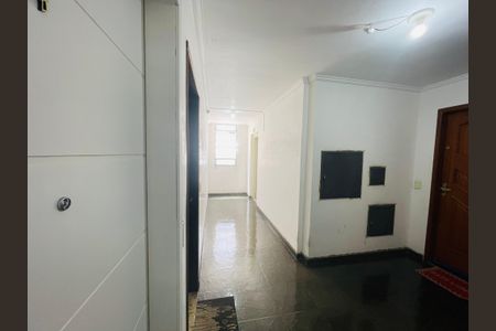 Apartamento à venda com 58m², 2 quartos e 1 vaga Apartamento à venda com 58m², 2 quartos e 1 vagaHall elevador