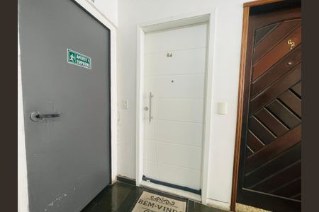 Apartamento à venda com 58m², 2 quartos e 1 vaga Apartamento à venda com 58m², 2 quartos e 1 vagaHall elevador