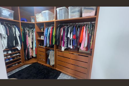 Casa à venda com 259m², 3 quartos e 6 vagasCloset