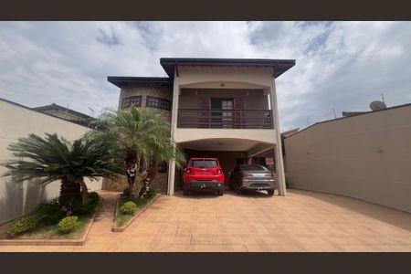 Casa à venda com 259m², 3 quartos e 6 vagasFachada