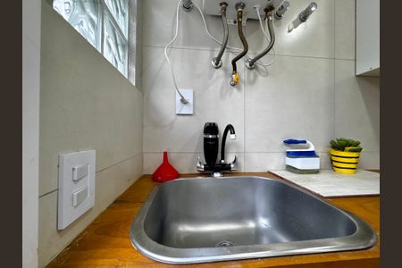 Casa à venda com 300m², 2 quartos e 1 vagaÁrea de Serviço