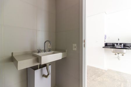 Banheiro de kitnet/studio à venda com 1 quarto, 26m² em Pinheiros, São Paulo