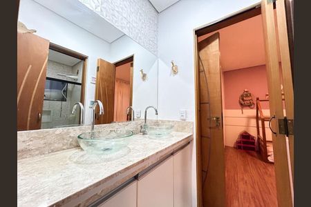 Casa de condomínio à venda com 310m², 3 quartos e 4 vagas Casa de condomínio à venda com 310m², 3 quartos e 4 vagasBanheiro