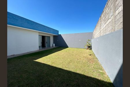 Casa de condomínio à venda com 310m², 3 quartos e 4 vagas Casa de condomínio à venda com 310m², 3 quartos e 4 vagasQuintal