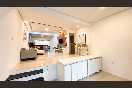 Casa de condomínio à venda com 310m², 3 quartos e 4 vagas Casa de condomínio à venda com 310m², 3 quartos e 4 vagasSala