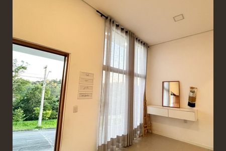 Casa de condomínio à venda com 310m², 3 quartos e 4 vagas Casa de condomínio à venda com 310m², 3 quartos e 4 vagasSala