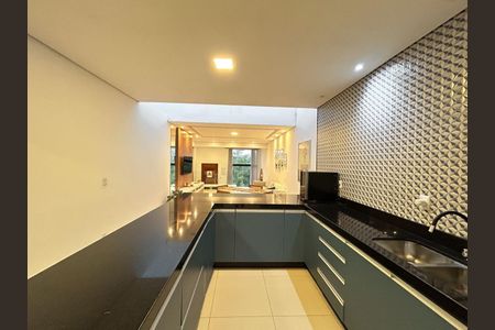 Casa de condomínio à venda com 310m², 3 quartos e 4 vagas Casa de condomínio à venda com 310m², 3 quartos e 4 vagasCozinha