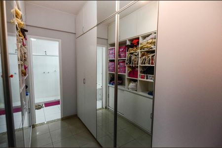 Casa à venda com 225m², 4 quartos e 2 vagasCloset da Suíte
