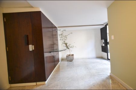 Apartamento à venda com 420m², 4 quartos e 1 vaga Apartamento à venda com 420m², 4 quartos e 1 vagaHall de entrada