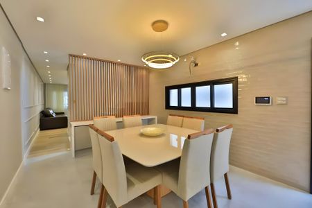 Casa à venda com 245m², 4 quartos e 4 vagasSala