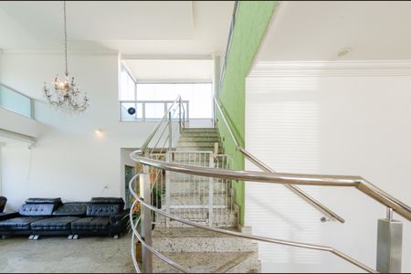 Casa à venda com 360m², 4 quartos e 4 vagas Casa à venda com 360m², 4 quartos e 4 vagasEscada